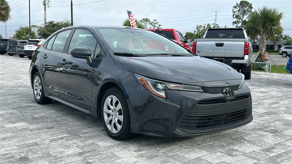 2024 Toyota Corolla LE's photo