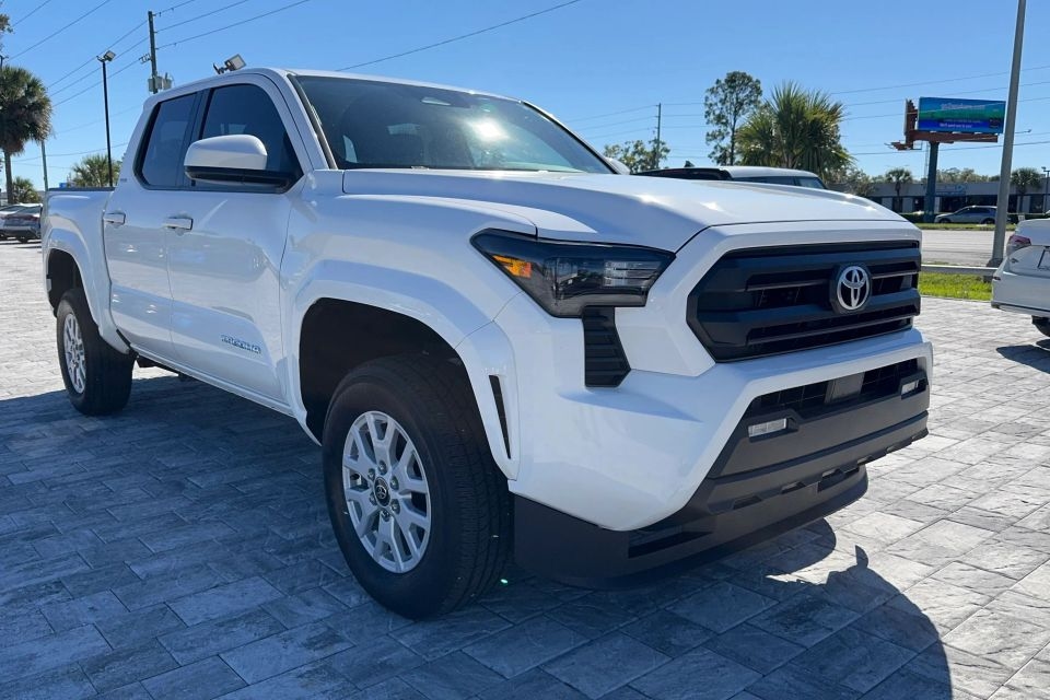 2024 Toyota Tacoma SR5's photo