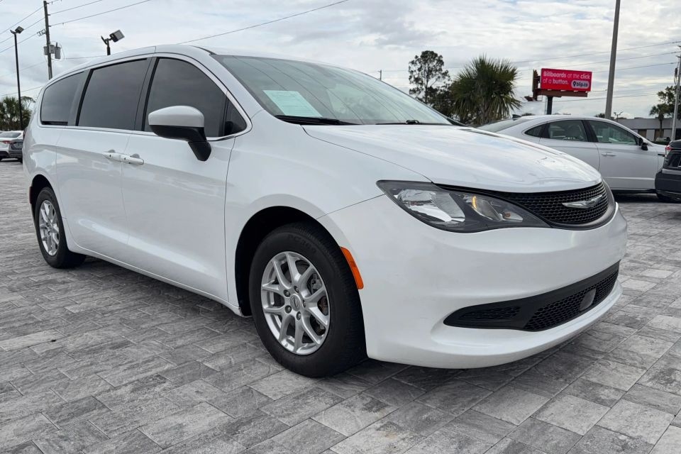 2022 CHRYSLER VOYAGER's photo