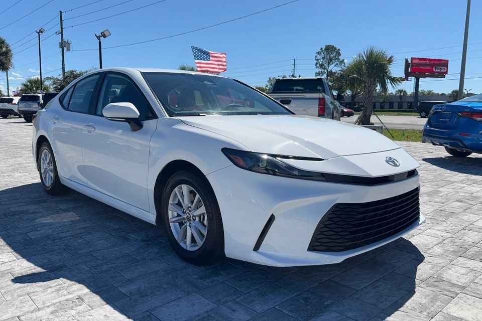 2025 Toyota Camry LE's photo