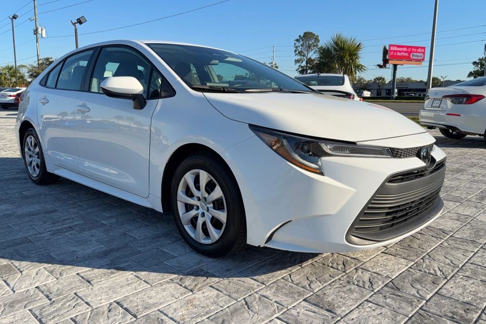 2025 Toyota Corolla LE's photo
