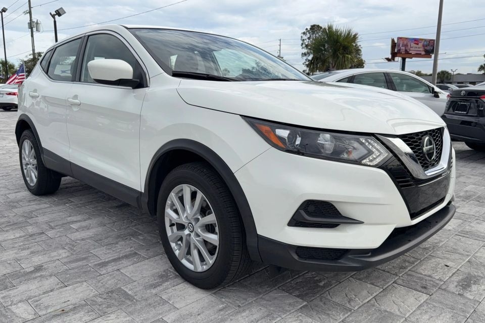 2022 Nissan Rogue Sport S's photo